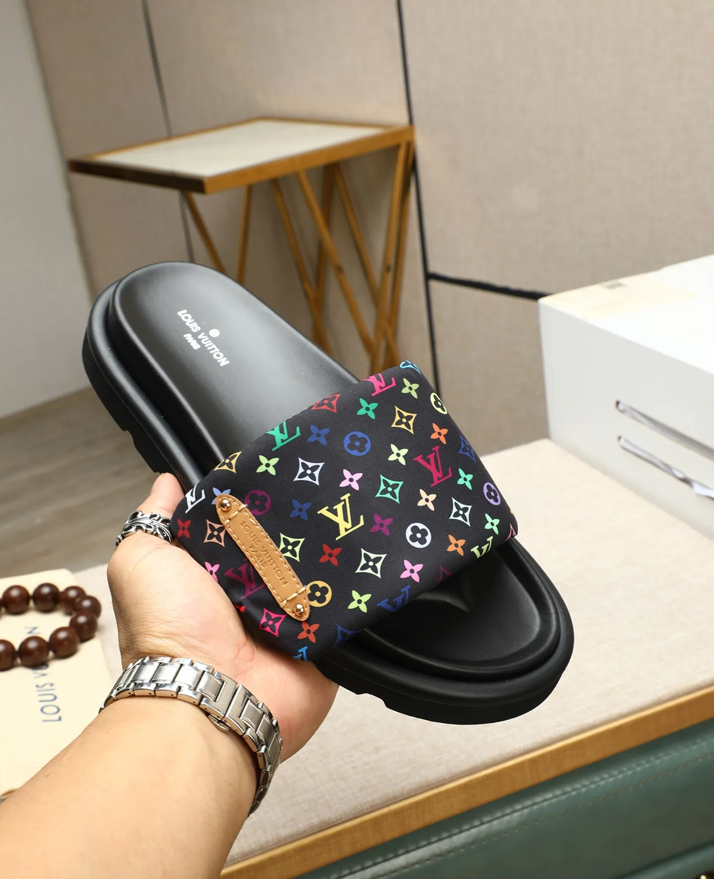 Factory price 360 ​​🐢🐢Men's shoes for couples, with drawer box [LOUIS VUITTON] Louis Vuitton, the latest LV official website printed wallet and men's and women's slippers 🔥🔥🔥 are now on the market. The drawer box is packaged with cloth bags and cards. The upper pattern looks very soft and waxy, and is a super versatile leg slimming tool. Fabric: Imported denim/down silk cotton embossed, LV hardware LOGO, official website pattern printing, lining: water-dyed sheepskin down filling, comfortable to wear, feet: high-elastic PU water platform. Sole: foam sole, heel height: about 5cm. Code number 36-44, (35 45 customized)